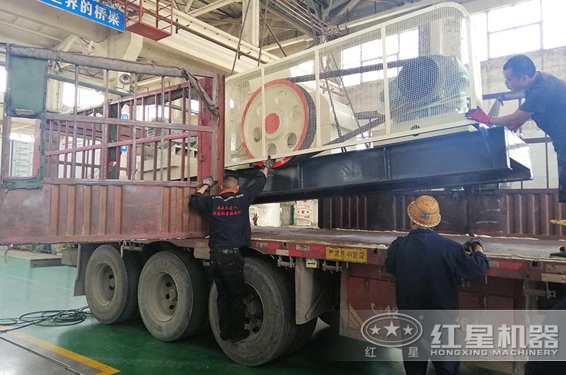 对辊制砂机装车、准备发货
